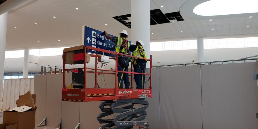 Baggage sign at an airport being installed