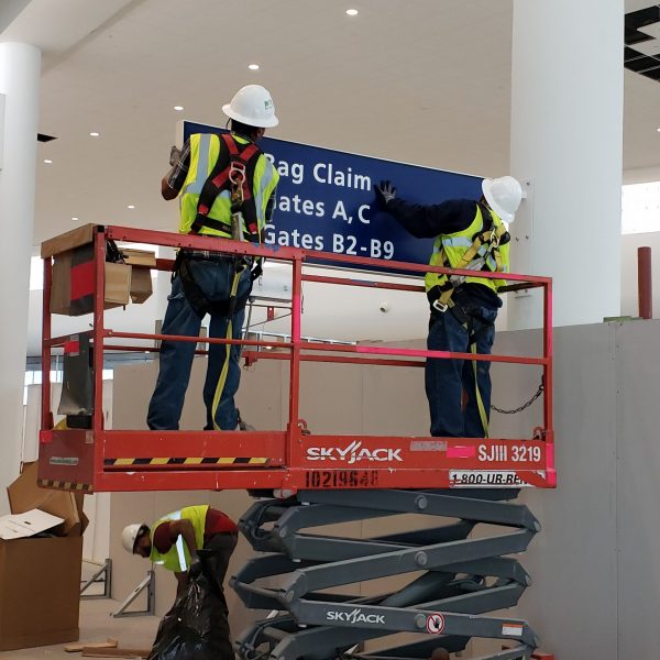 Baggage sign at an airport being installed